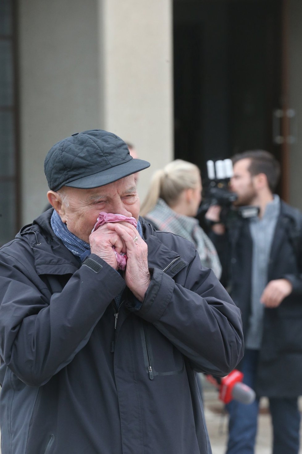 Josef Somr v slzách na pohřbu Libuše Havelkové.