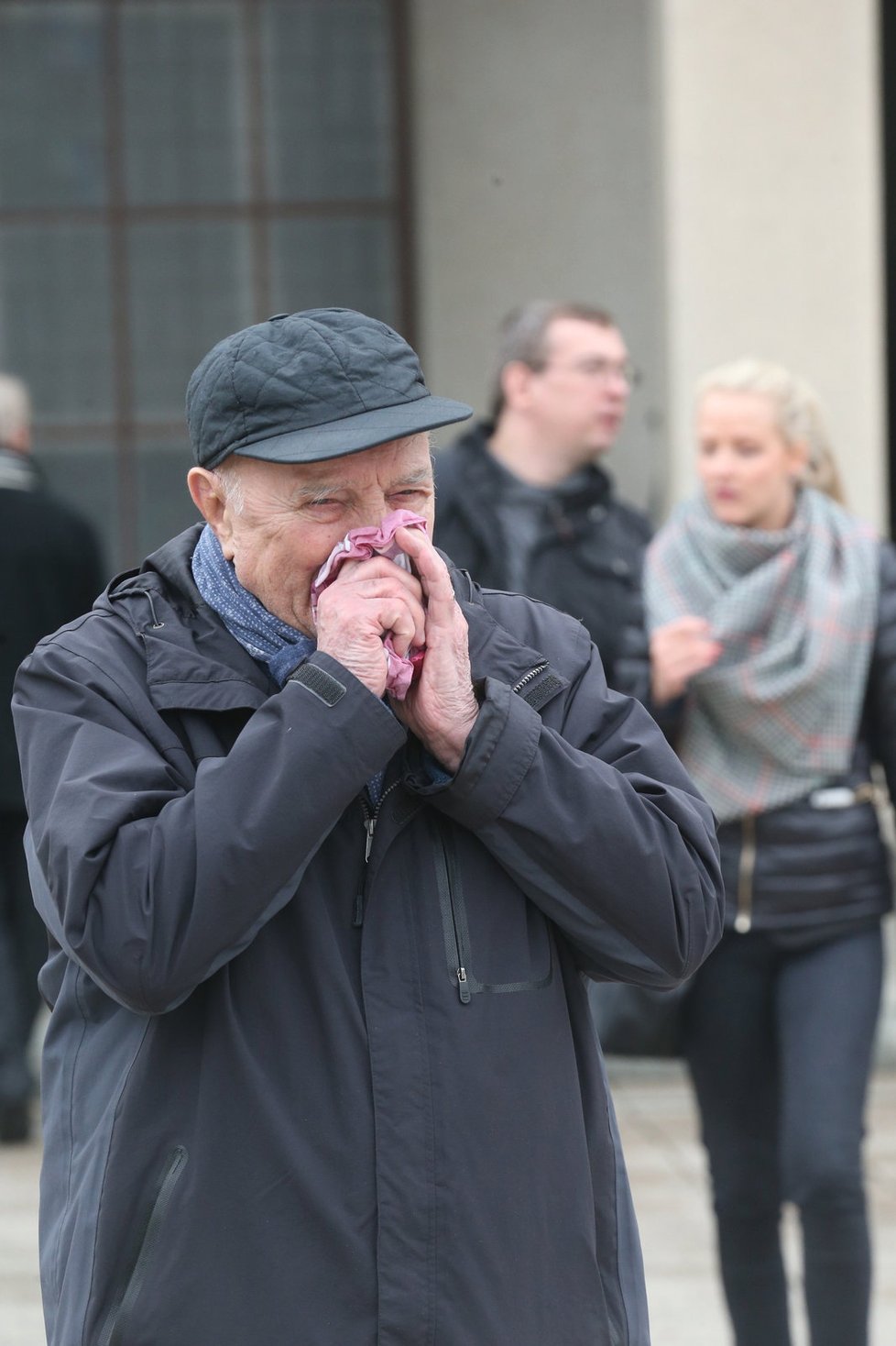 Josef Somr v slzách na pohřbu Libuše Havelkové