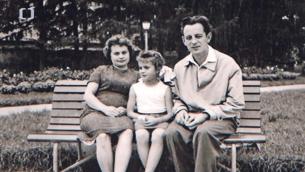 Libuše Šafránková s rodiči. Tatínek Miroslav zemřel brzy, maminka Libuše se dožila vyššího věku.