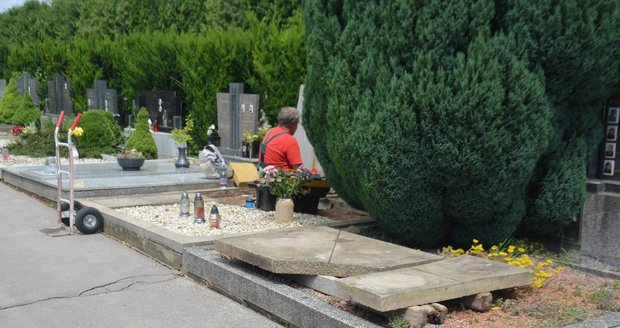 Kameník pracoval na náhrobku rodinného hrobu Šafránkových.