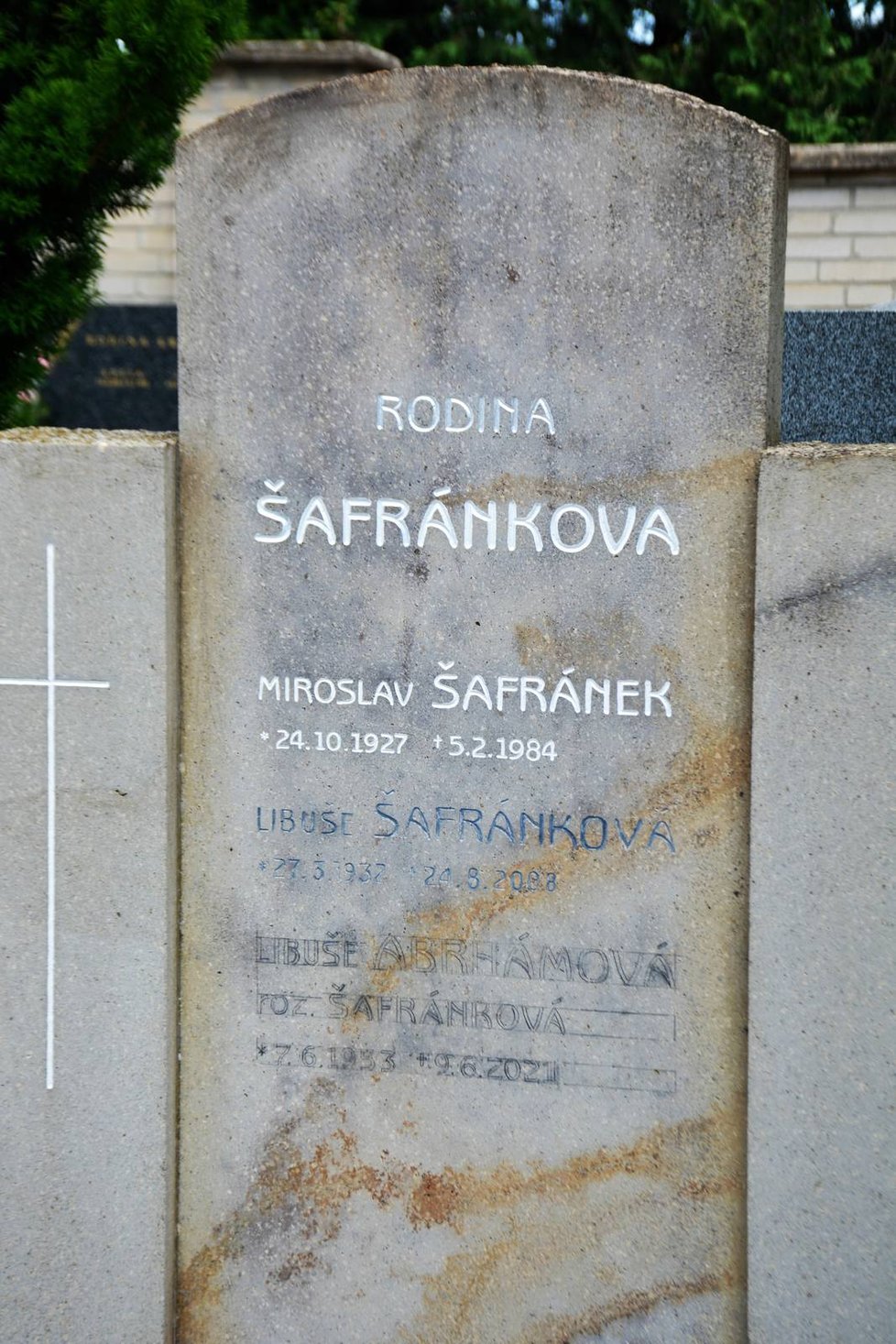 Náhrobek s přidanými údaji o zesnulé herečce Libuši Šafránkové