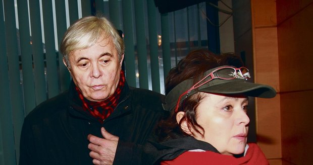 Libuše Šafránková s manželem Josefem Abrhámem vyrazila na narozeniny společného kamaráda