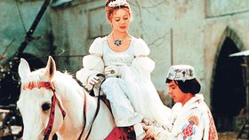 Libuše Šafránková coby Popelka a princ Pavel Trávníček v nejslavnější scéně nazouvání ztraceného střevíčku.