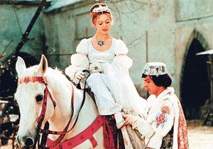 Libuše Šafránková coby Popelka a princ Pavel Trávníček v nejslavnější scéně nazouvání ztraceného střevíčku.