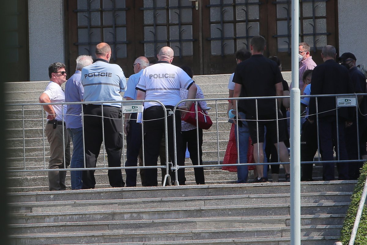 Policie, pracovníci ministerstva kultury, Národního divadla a pohřební služby na obhlídce schodů. 