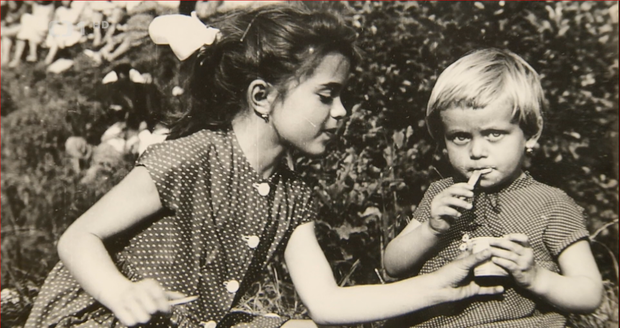 Libuše Šafránková s mladší sestrou Miroslavou Šafránkovou v dětství