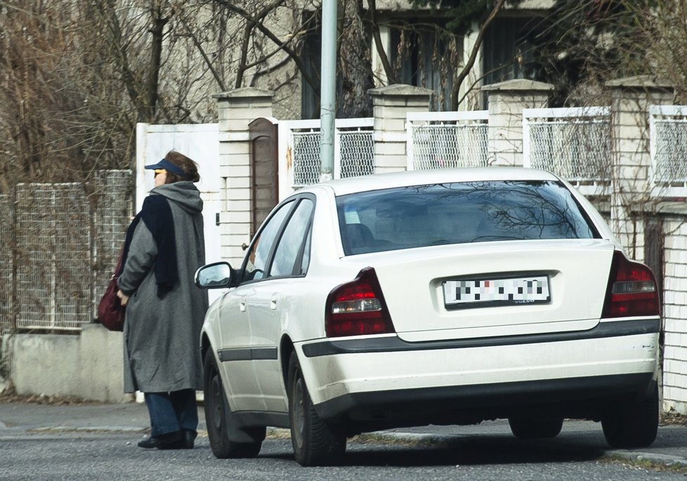 Libuše Šafránková na ulici před domem