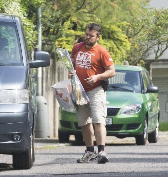 Syn Abrhám kromě dárku, květiny daroval mamince i petržel.