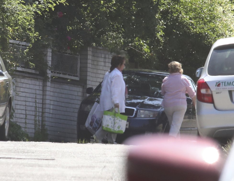 Libuše Šafránková odjíždí společně s kamarádkou.