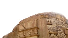 Madain Saleh, komplex budov vytesaných do pískovcových skal, je zapsán na seznam UNESCO.