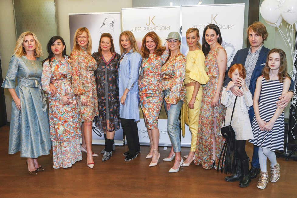 Leona Machálková, Andrea Kalivodová, Štěpánka Duchková, Hana Heřmánková, Hanka Kynychová, Ivana Jirešová a Libuše Rohlíčková předváděly nové modelky návrhářky Jitky Klett a šperky Jitky Kudláčkové.