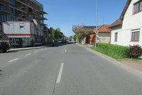 Ošklivá nehoda v pražské Libuši: Seniorku na motorce smetlo SUV! Policie hledá svědky