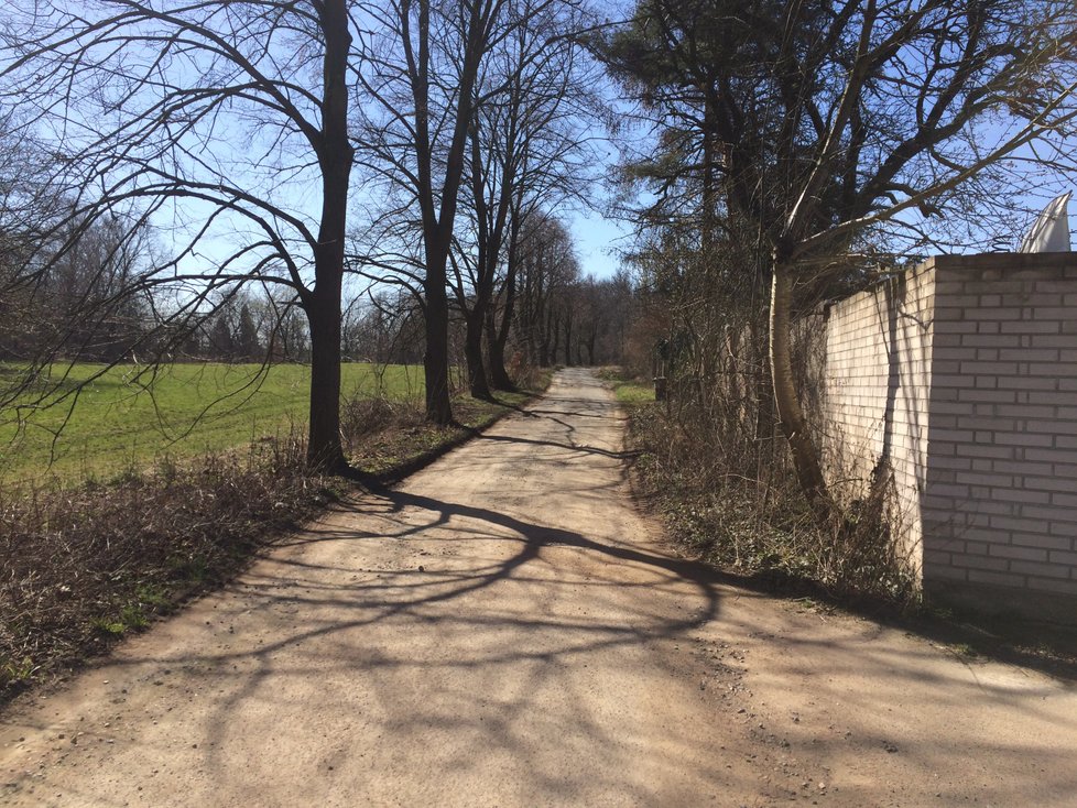 Řidiči si zkracovali cestu kolem opravované Libušské ulice přes polní cesty, umístily se sem zátarasy.