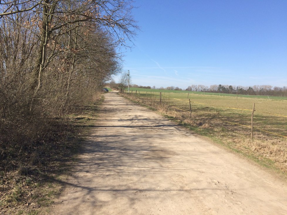 Řidiči si zkracovali cestu kolem opravované Libušské ulice přes polní cesty, umístily se sem zátarasy.