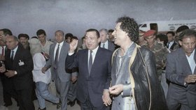 Kaddáfí se ještě může smát, Mubaraka už humor přešel...