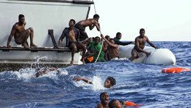 Na trase Libye-Itálie se přes Středozemní moře dál snaží dostat do EU mnoho migrantů