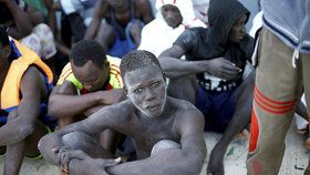 Na trase Libye–Itálie se přes Středozemní moře dál snaží dostat do EU mnoho migrantů.