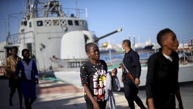 Na trase Libye - Itálie se přes Středozemní moře dál snaží dostat do EU mnoho migrantů