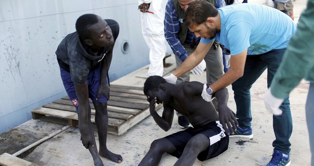 „Utrpení migrantů je urážkou svědomí lidstva.“ Komisař kritizuje spolupráci EU a Libye