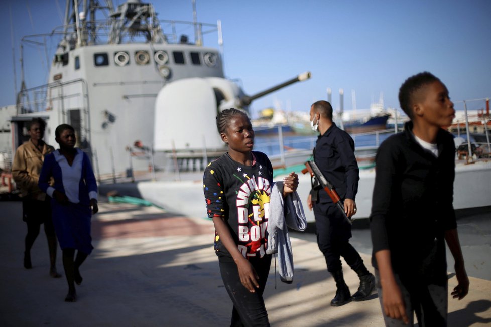 Na trase Libye - Itálie se přes Středozemní moře snažilo dostat do EU mnoho migrantů.