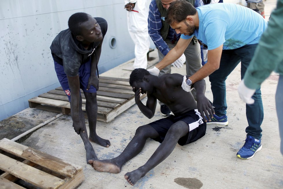 Na trase Libye - Itálie se přes Středozemní moře dál snaží dostat do EU mnoho migrantů.