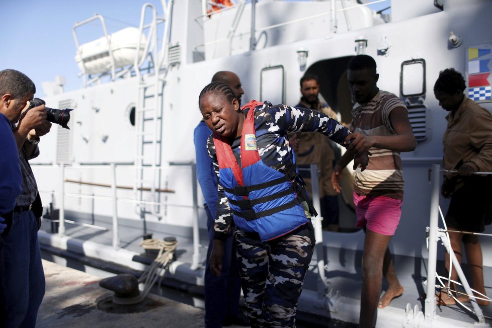 Na trase Libye - Itálie se přes Středozemní moře dál snaží dostat do EU mnoho migrantů.