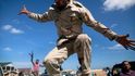 Libyjští rebelové vítězství nad režimem Muammara Kaddáfího oslavovali