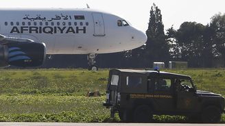 Dvojice mužů unesla libyjské letadlo, vyhrožovali explozí