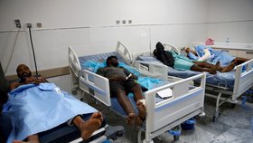 Po náletu v Libyi zůstaly desítky mrtvých a zraněných migrantů (3. 7. 2019)