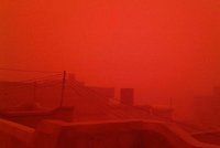 Písek ze Sahary zahalil město do rudé tmy. Libye je uprostřed bouře
