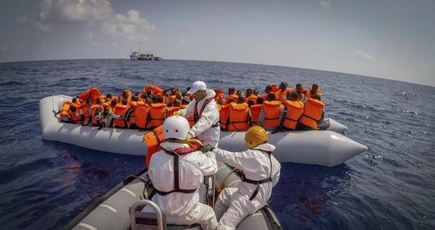 U Libye se převrátila loď s uprchlíky. Desítky se jich zřejmě utopily