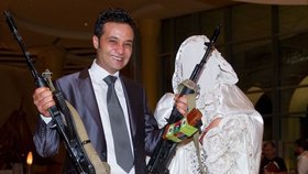 Abdul si na svoji svatbu vzal dva samopaly