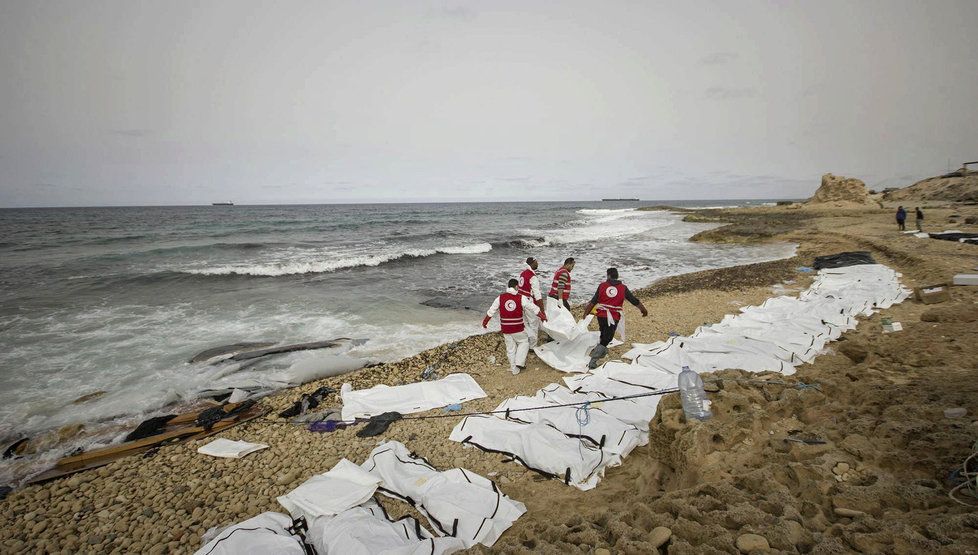 Moře vyplavilo na libyjské pobřeží těla utonulých uprchlíků.