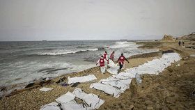 Moře vyplavilo na libyjské pobřeží těla utonulých uprchlíků.(Ilustrační foto)