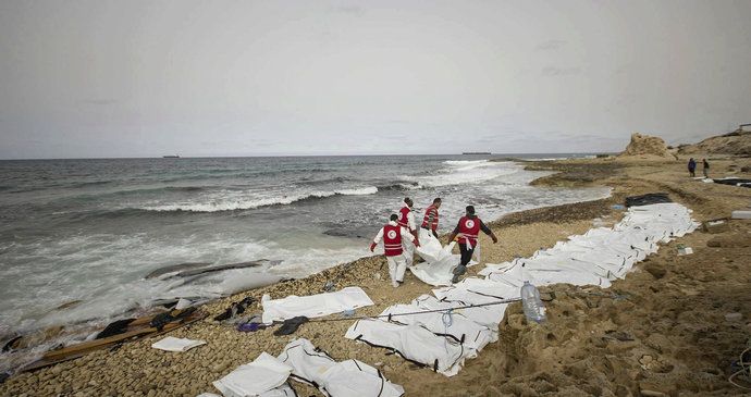 Moře vyplavilo na libyjské pobřeží těla utonulých uprchlíků.