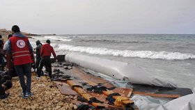 Moře vyplavilo na libyjské pobřeží těla utonulých uprchlíků.