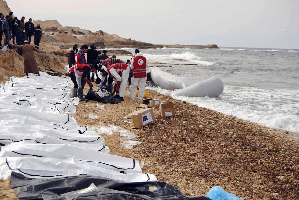 Moře vyplavilo na libyjské pobřeží těla utonulých uprchlíků.