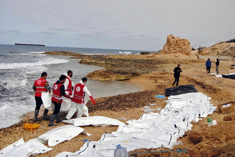 Moře vyplavilo na libyjské pobřeží těla utonulých uprchlíků.