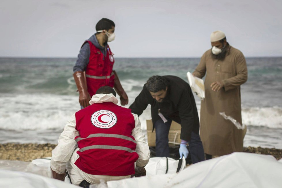 Moře vyplavilo na libyjské pobřeží těla utonulých uprchlíků.