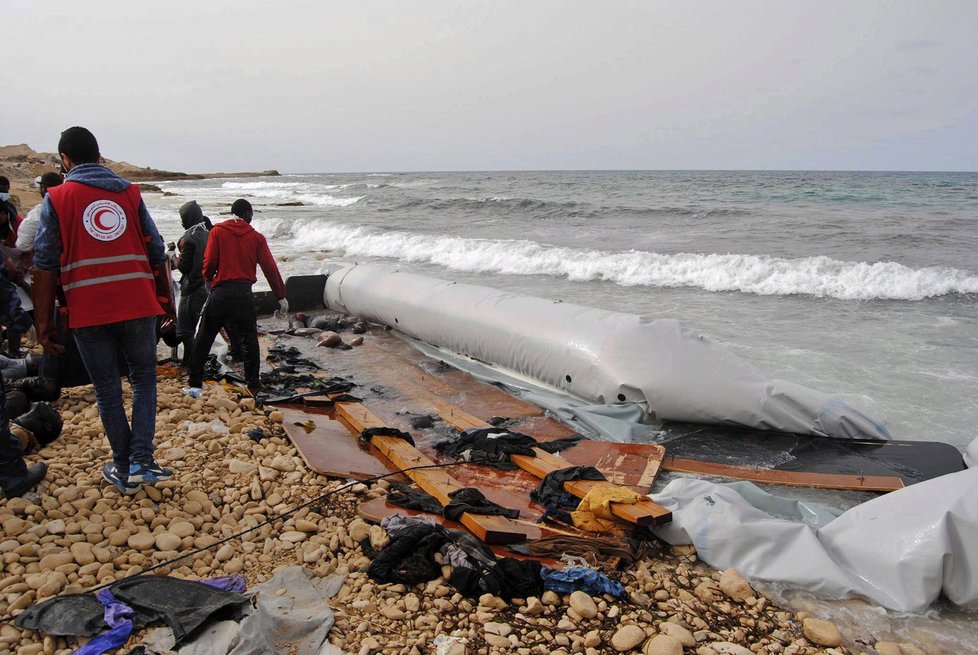 Moře vyplavilo na libyjské pobřeží těla utonulých uprchlíků.