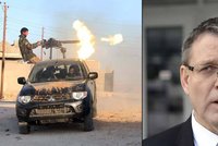Detaily únosu Čecha: 30 aut, hrdlořezové v černém a vlajky ISIS