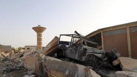 Zničené auto po útoku libyjských milic.