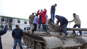 Libyjci se zmocnili zbraní a tanků