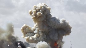 Spojenci bombardují Libyi.