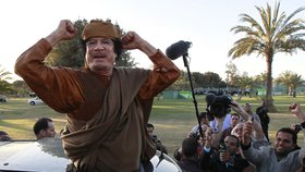 Kaddáfí se trůnu vzdát za žádnou cenu nechce, Libyi neopustí.