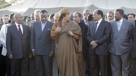Kaddáfí s představentstvem okolních států