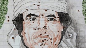 Rozstřílený portrét Kaddáfího