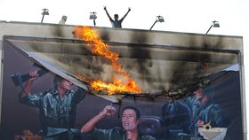 Povstalci se zbavují známek diktatury
