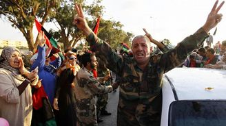 Libye se prohlásila za osvobozenou. Kolem Kaddáfího smrti jsou dál otazníky