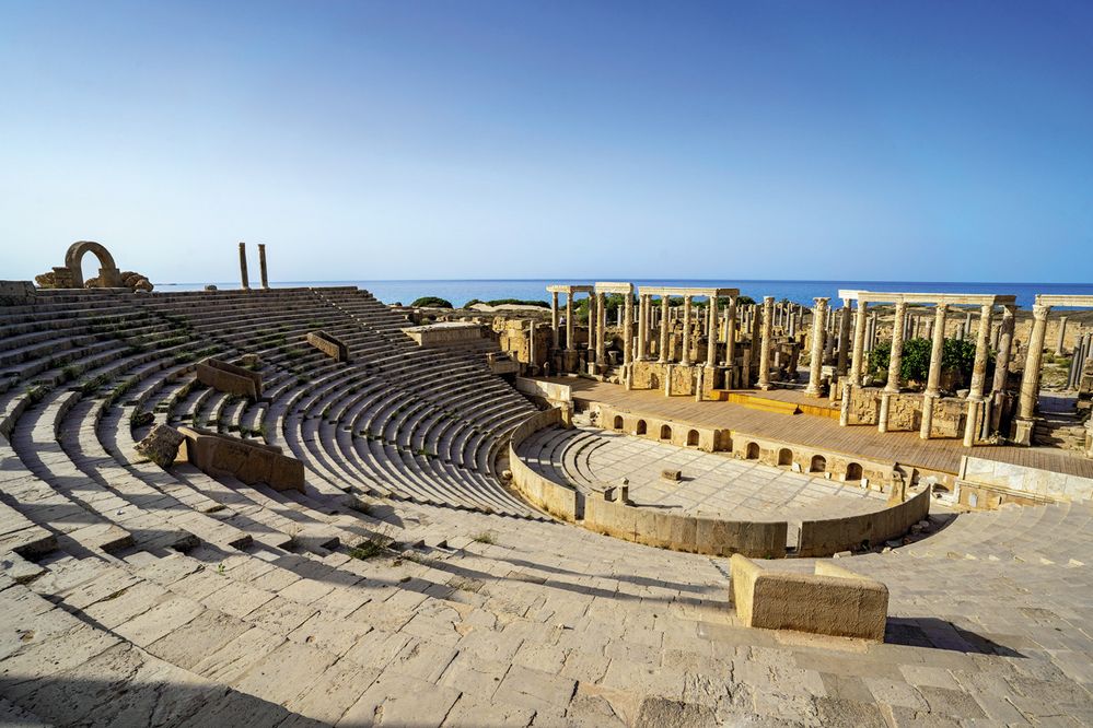 Římské divadlo v Leptis Magně s výhledem na mořskou hladinu